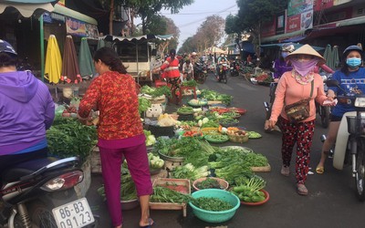 Sau phản ánh của báo Người Đưa Tin, UBND huyện yêu cầu xử lý dứt điểm tình trạng buôn bán dưới lòng, lề đường chợ Ngãi Giao