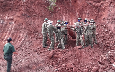 Công binh tháo dỡ quả bom dài 1,6m trong mỏ đá