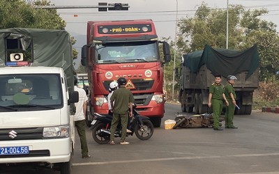 Điều tra vụ xe máy va chạm xe đầu kéo, người phụ nữ 61 tuổi tử vong