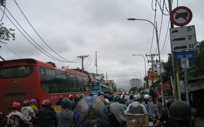 TP.HCM sau mưa bão, người dân vật lộn với ngập đường và kẹt xe