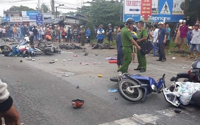 Long An: Kinh hoàng xe container nghi mất lái gây tai nạn thương tâm khiến hơn 20 người thương vong