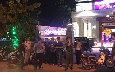 Bình Dương: Nhiều tiếng súng vang lên khi hai băng nhóm giang hồ thanh toán nhau tại quán karaoke