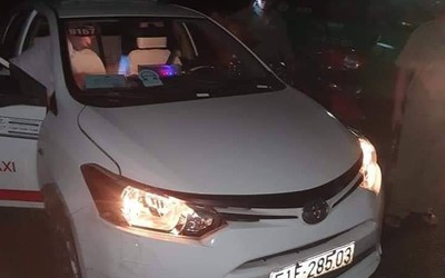 Kinh hoàng nam tài xế taxi đầy thương tích, nghi bị cắt cổ cướp tài sản trong đêm ở Long An