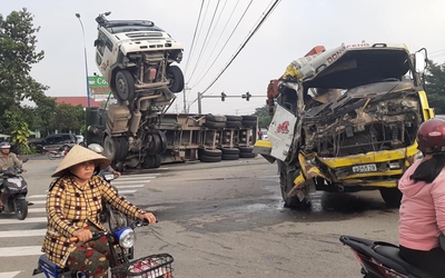 Giải cứu tài xế và phụ xe "treo" trên không sau va chạm giao thông kinh hoàng