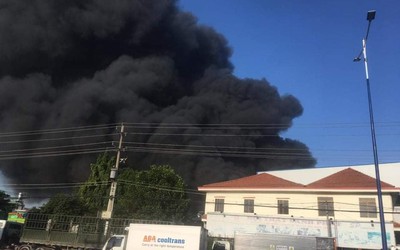 Cháy tại công ty xử lý môi trường, người dân sơ tán tìm chỗ an toàn