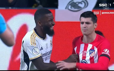 Morata giận sôi khi bị Rudiger véo