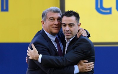 Xavi và Laporta mâu thuẫn khi tiết lộ lý do "HLV bất ngờ quay xe"