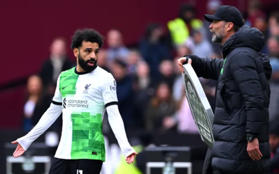 Salah tức giận cãi nhau với Klopp ngay trên đường pitch