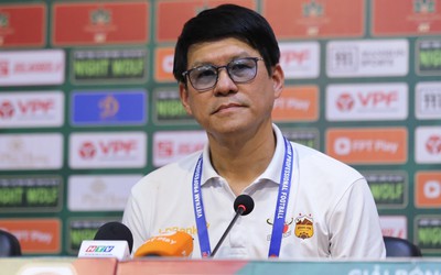 HLV Vũ Tiến Thành lại chỉ trích trọng tài, đá xoáy HLV Kim Sang Sik