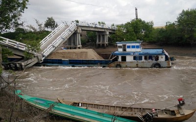 Cà Mau: Khởi tố vụ án sà lan đứt dây tông sập cầu tại Năm Căn