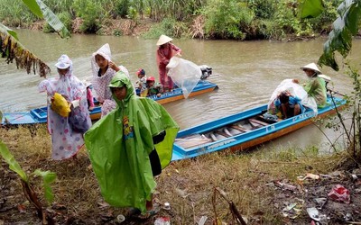 Cà Mau: Học sinh Đất Mũi “đội mưa” đi đò đến dự lễ khai giảng