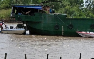 Chìm sà lan chở hàng trăm tấn cát