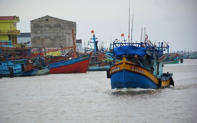 Cứu nạn thành công 1 tàu cá và 8 thuyền viên bị trôi dạt trên biển