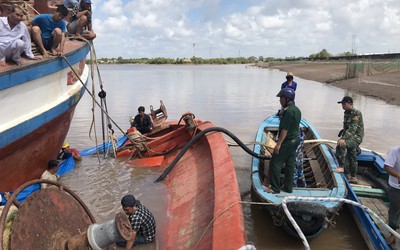 Bạc Liêu: Một tàu cá bị lật úp khi đang neo đậu