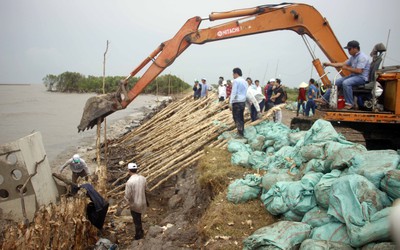 Cà Mau túc trực 24/24 đề phòng tình huống xấu xảy ra ở đê biển Tây