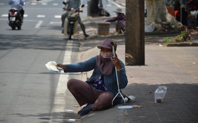 Nhiều địa phương ở miền Tây hỗ trợ người bán vé số phải dừng việc vì Covid-19