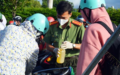 Hàng ngàn người xuyên đêm hồi hương, vỡ òa khi về đến quê hương