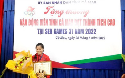 Cà Mau: Khen thưởng VĐV đạt Huy chương bạc Futsal nữ tại SEA Games 31