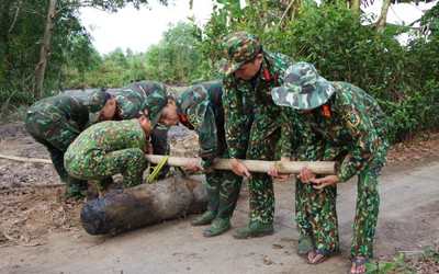 Cà Mau: Người dân phát hiện quả bom nặng 250kg khi cải tạo vuông tôm