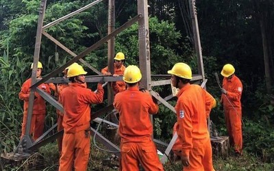 Ngao ngán cảnh cột điện cao thế bị kẻ gian tháo trộm ốc vít, bu-lông
