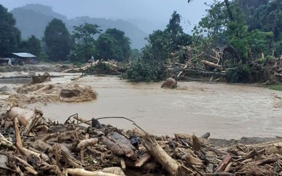 “Lũ gỗ” tràn về, biên phòng chốt chặn ngăn người dân đi vớt củi