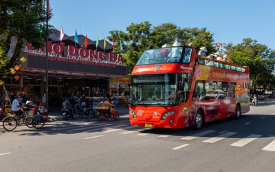 Xe buýt mui trần hoạt động như thế nào vào mùa mưa kéo dài ở Huế?