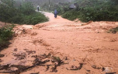 Mưa lớn nhiều giờ, lãnh đạo về tận vùng xung yếu vận động dân di dời