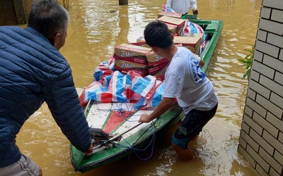 Huế: Khuyến cáo người dân chưa hạ đồ đạc xuống vì có thể tái ngập