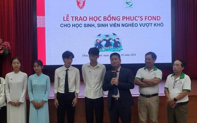 Phó Giám đốc Đại học Huế rơi lệ trước niềm vui của sinh viên nghèo