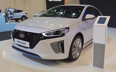 Hyundai Ioniq hybrid ra mắt tại triển lãm Dubai Motor Show 2017