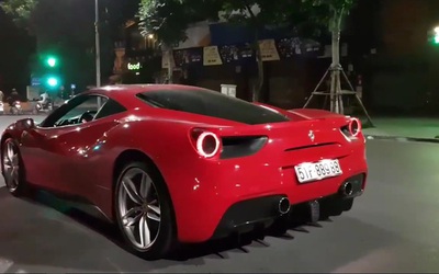 Tuấn Hưng cầm lái siêu xe Ferrari 488 GTB tiền tỷ trên phố Hà Nội