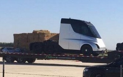 Xe tải đầu kéo chạy điện Tesla Semi lộ diện trước ngày ra mắt