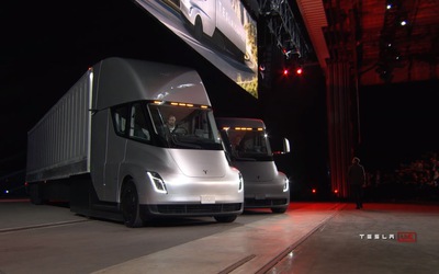 Xe tải điện Tesla Semi trình làng, chạy được tới 800km/lần sạc