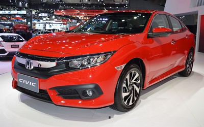 Ngỡ ngàng với Honda Civic trong “bộ áo choàng” Rallye Red mới