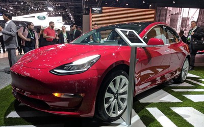 Tesla Model 3 bất ngờ xuất hiện tại LA Auto Show 2017