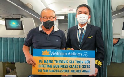 HLV Park Hang Seo nhận vé bay Thương gia trọn đời của Vietnam Airlines