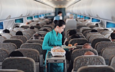 Vietnam Airlines báo lãi kỷ lục, cổ phiếu tăng trần