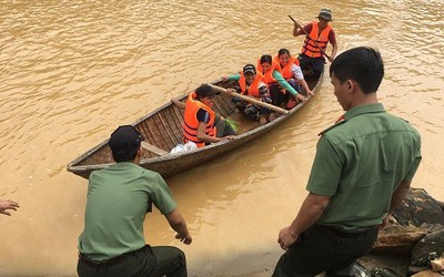 Giải cứu 15 phụ nữ bị lũ cô lập giữa rừng sâu