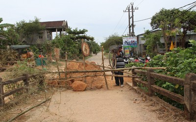 Quảng Trị: Dân liều mình đi cầu gỗ vì cầu bê tông...chờ sập