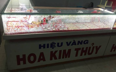 Quảng Nam: Truy tìm nam thanh niên bịt mặt cướp tiệm vàng