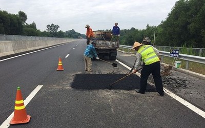 Ổ gà, ổ trâu trên cao tốc ngàn tỷ Đà Nẵng - Quảng Ngãi: Khắc phục qua loa, sớm muộn lại...hỏng?