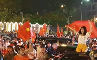 CLIP: Hàng ngàn người dân TP.Đà Nẵng xuống đường mừng chiến thắng