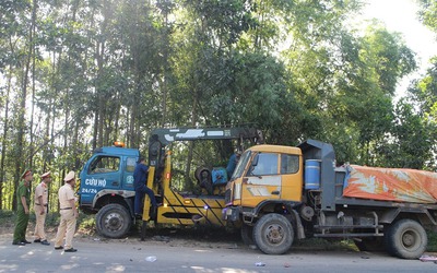 Hai thanh niên nguy kịch sau cú tông xe tải đỗ bên đường