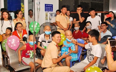 Rơi nước mắt hình ảnh đón Trung thu của những trẻ ở bệnh viện Ung bướu