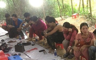 Hốt trọn ổ xóc dĩa với sự tham gia của nhiều "quý bà", "quý cô"