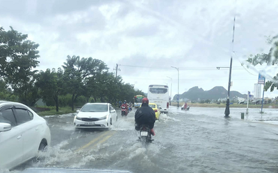 Đà Nẵng: Mưa lớn kéo dài, phố xá biến thành sông