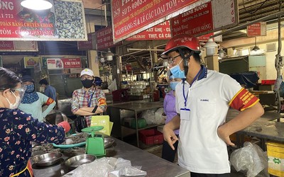 Người Đà Nẵng mang ruy băng đỏ, thẻ công vụ đi phiên chợ đặc biệt