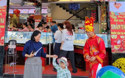 Đà Nẵng: Người dân đi mua vàng, nhận lì xì ngày vía Thần tài