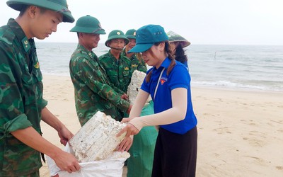 Quảng Trị: Hàng trăm người chung tay làm sạch môi trường biển