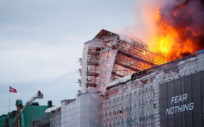 Tòa nhà biểu tượng của Copenhagen (Đan Mạch) đổ sập trong "biển lửa"